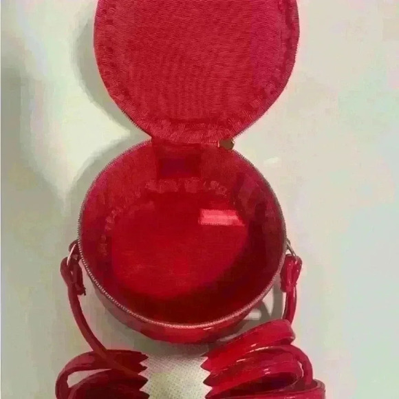 Marc Jacobs NWT Mini 4" Red Patent Leather Crossbody Round Circle Canteen Bag - Picture 6 of 11